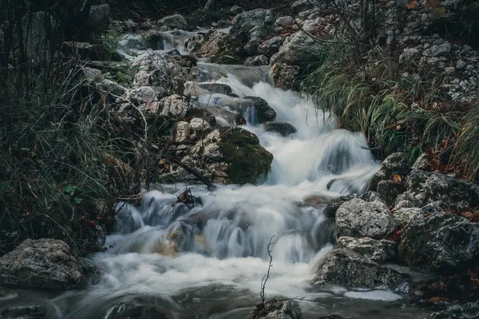 Piccola cascata in un corso d'acqua roccioso.