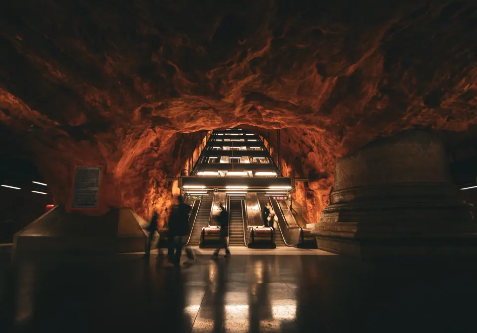 Galleria illuminata con riflessi sul pavimento.