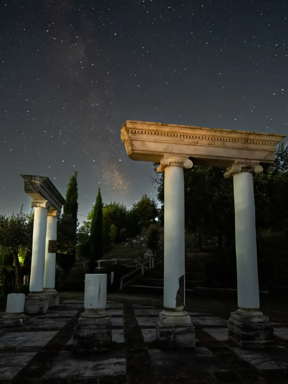Colonne antiche illuminate di notte.