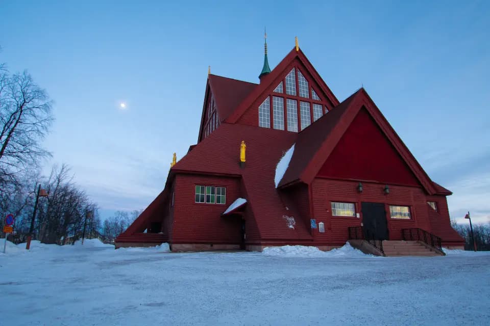 Casa rossa sulla neve al crepuscolo.