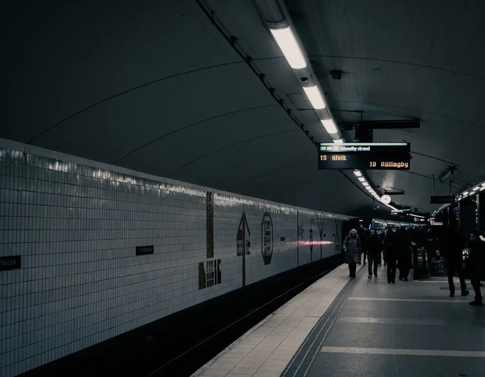 Banchina della metro quasi vuota.