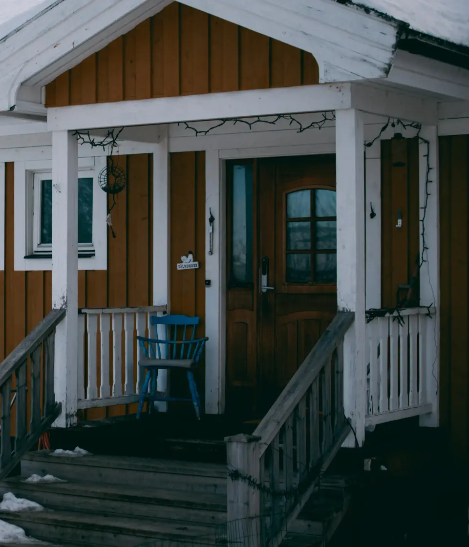 Casetta con portico bianco.