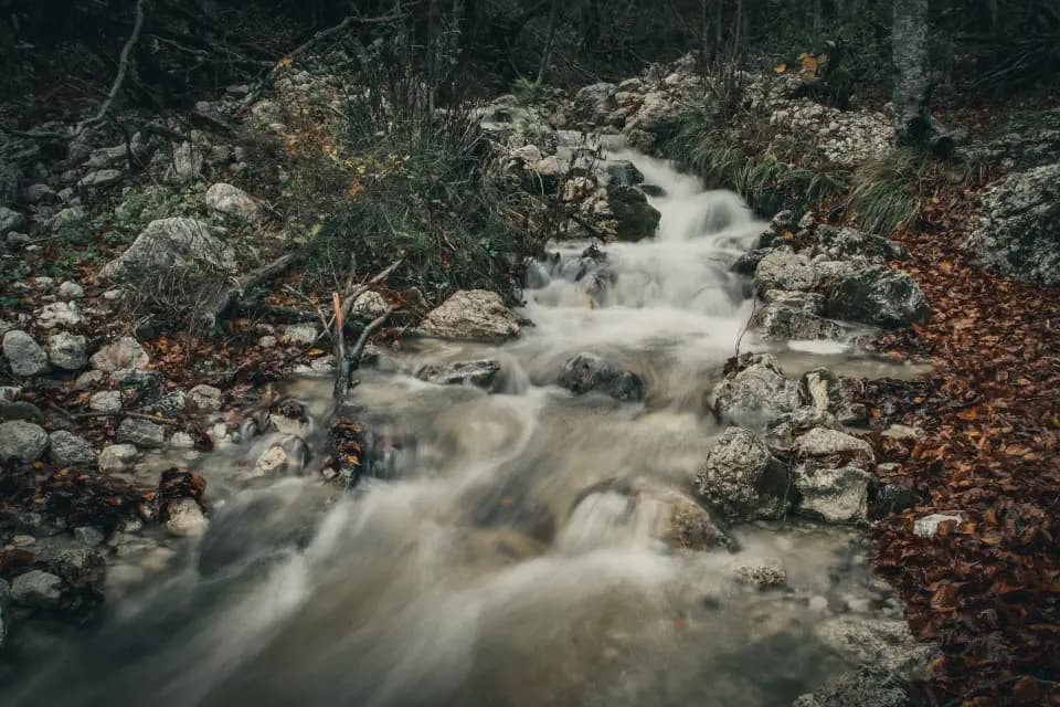 Torrente tra rocce ripreso con lunga esposizione.