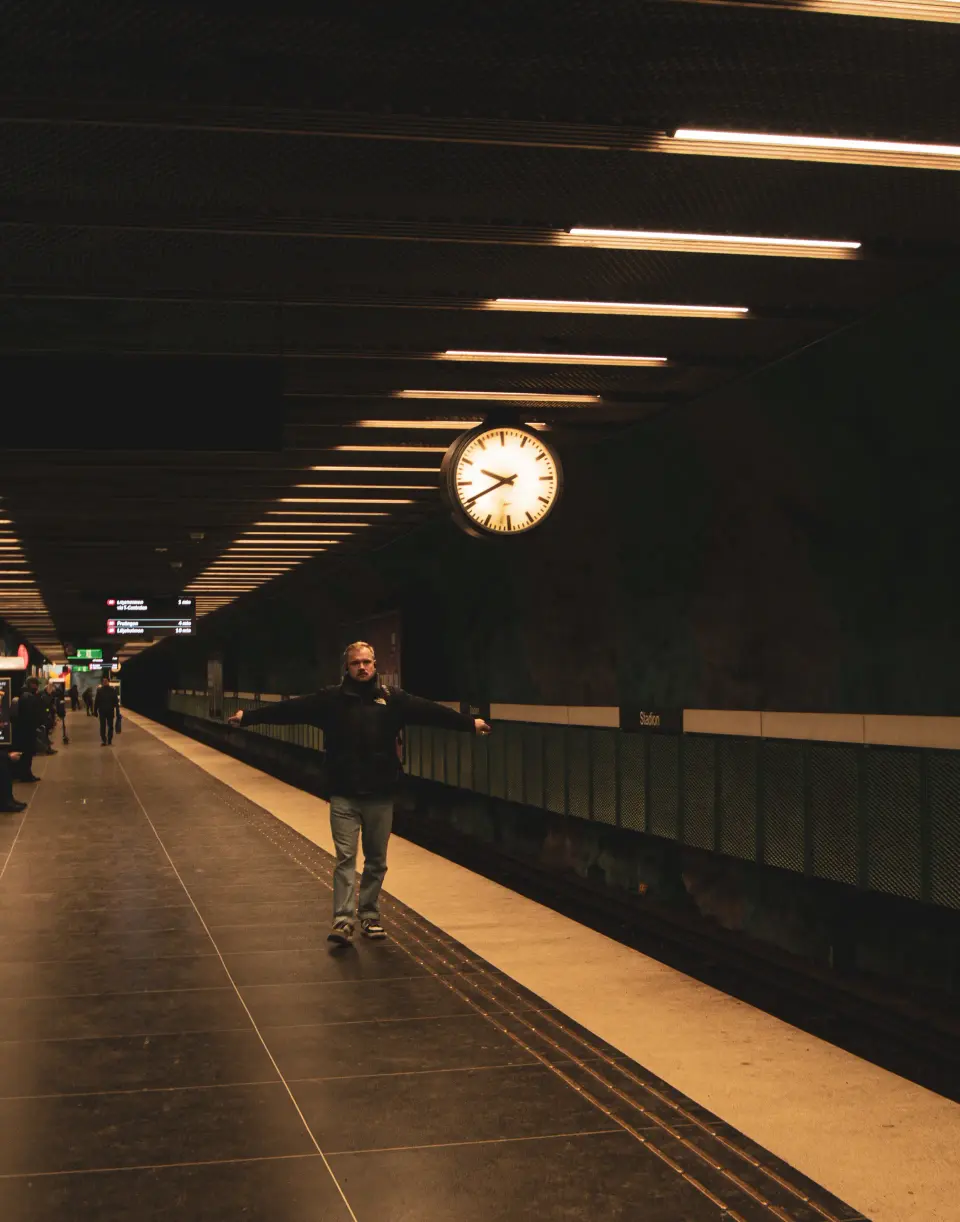 Persona che cammina in una stazione metropolitana illuminata